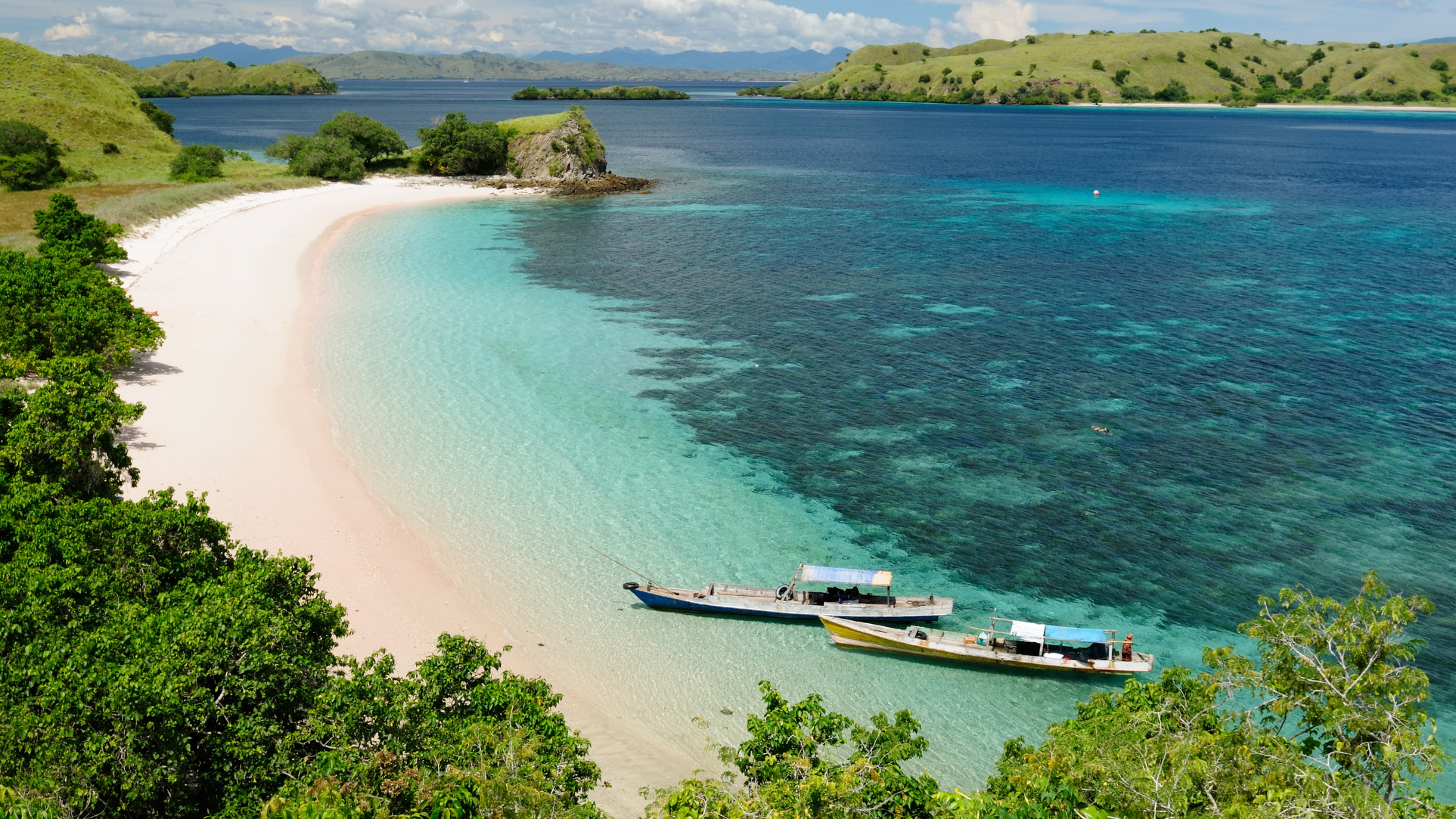 Playa en Indonesia con aguas calmas y turquesas.