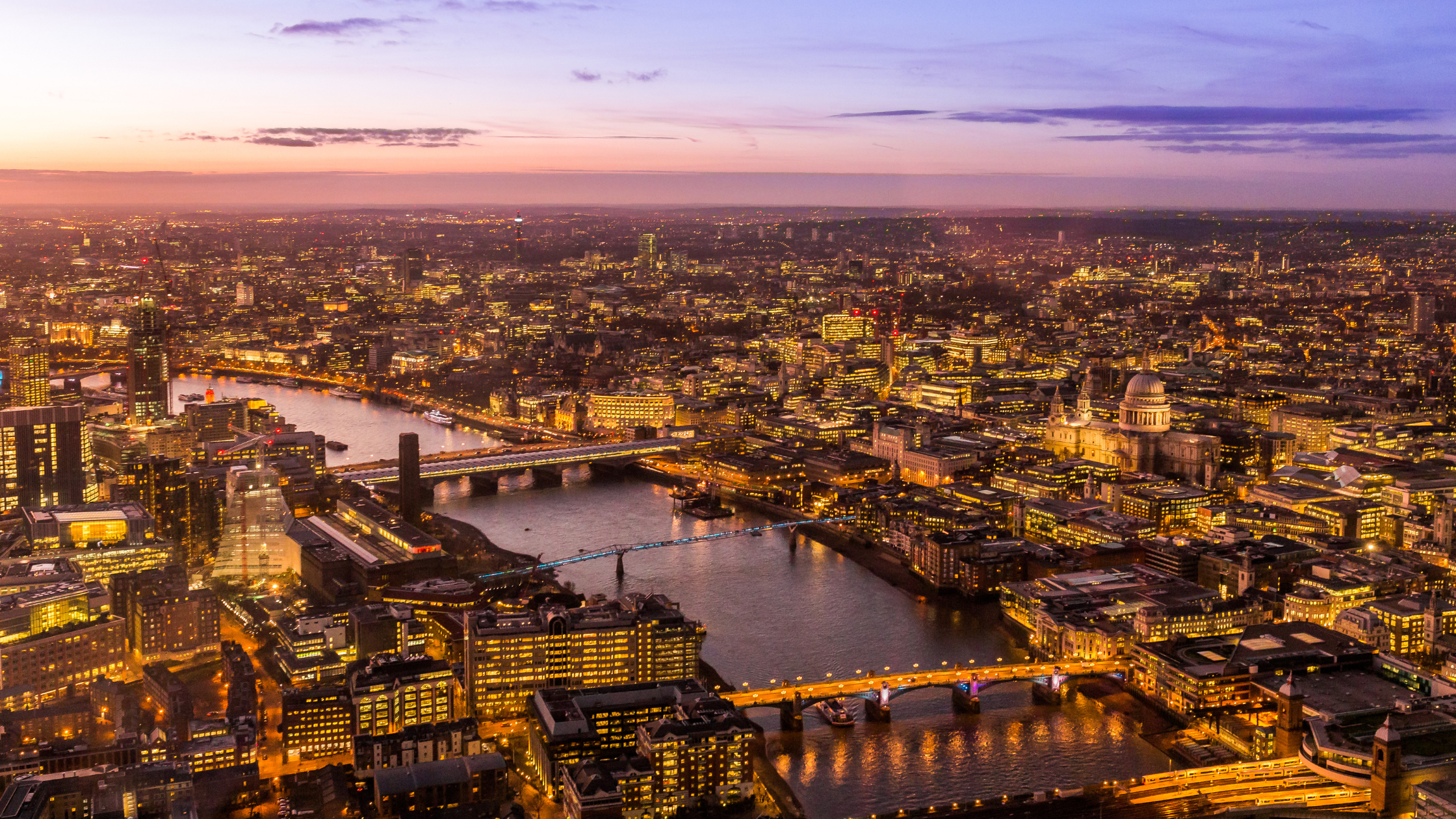 Ciudad de Londres vista desde el cielo en un atardecer soleado.